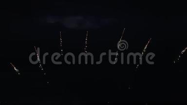 在黑色背景下举行的绚丽多彩的焰火庆祝活动，新年假期概念股视频